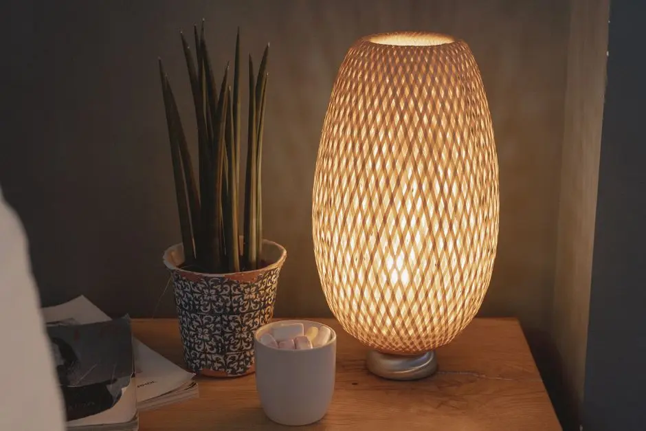 Suasana kamar tidur yang tenang dengan lampu redup